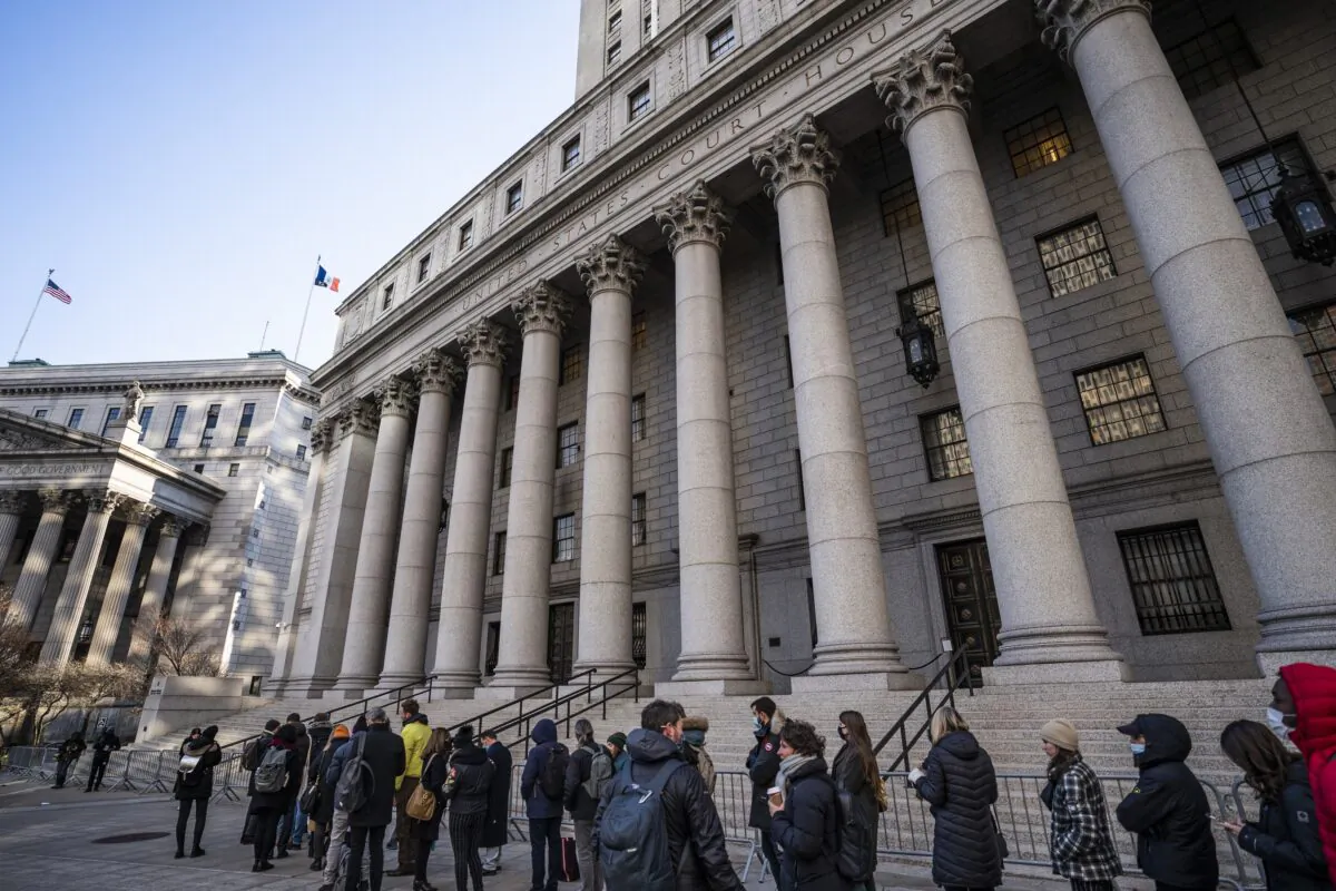 A line of people, mostly journalists, wait to enter the courthouse for the start of the Ghislaine Maxwell trial in New York on Nov. 29, 2021. (John Minchillo/AP Photo)