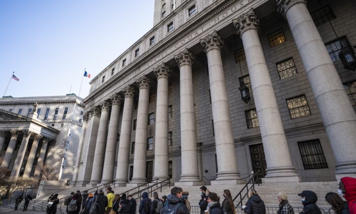 A line of people, mostly journalists, wait to enter the courthouse for the start of the Ghislaine Maxwell trial in New York on Nov. 29, 2021. (John Minchillo/AP Photo)