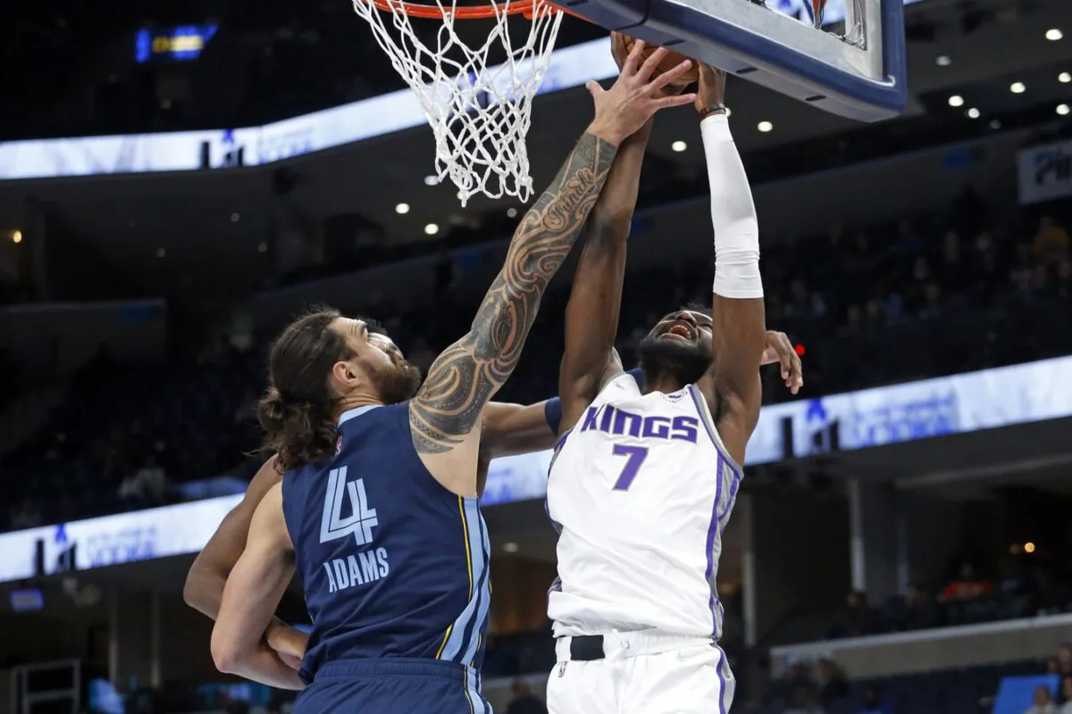 
Sacramento Kings forward-center Chimezie Metu (7) shoots as Memphis Grizzles center Steven Adams (4) defends during the first half at FedExForum in Memphis, Tenn., on Nov. 28, 2021. (Petre Thomas/USA TODAY Sports via Field Level Media)
