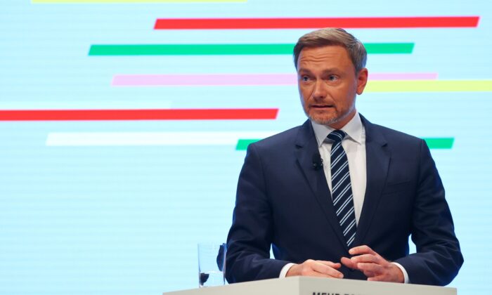 Free Democratic Party (FDP) leader Christian Lindner issued a statement on November 24, 2021 after the final round of coalition negotiations to form a new government in Berlin, Germany.  (FabrizioBensch / Reuters)