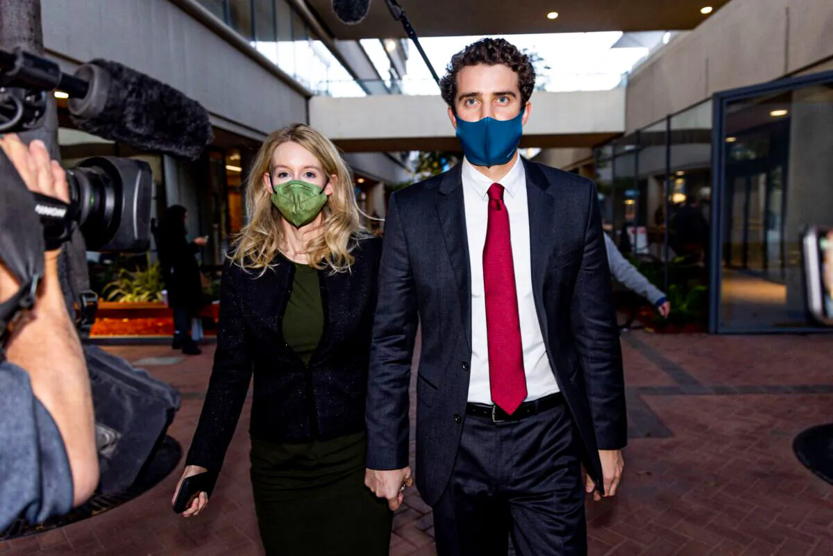 Theranos founder and former CEO Elizabeth Holmes (L) along with her partner Billy Evans leave the Robert F. Peckham Federal Building in San Jose, on Nov. 23, 2021. (Ethan Swope/Getty Images)