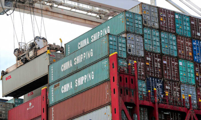 A shipping container is offloaded from East China Sea container ship at the Port of Oakland in Oakland, Calif., on June 20, 2018. (Justin Sullivan/Getty Images)