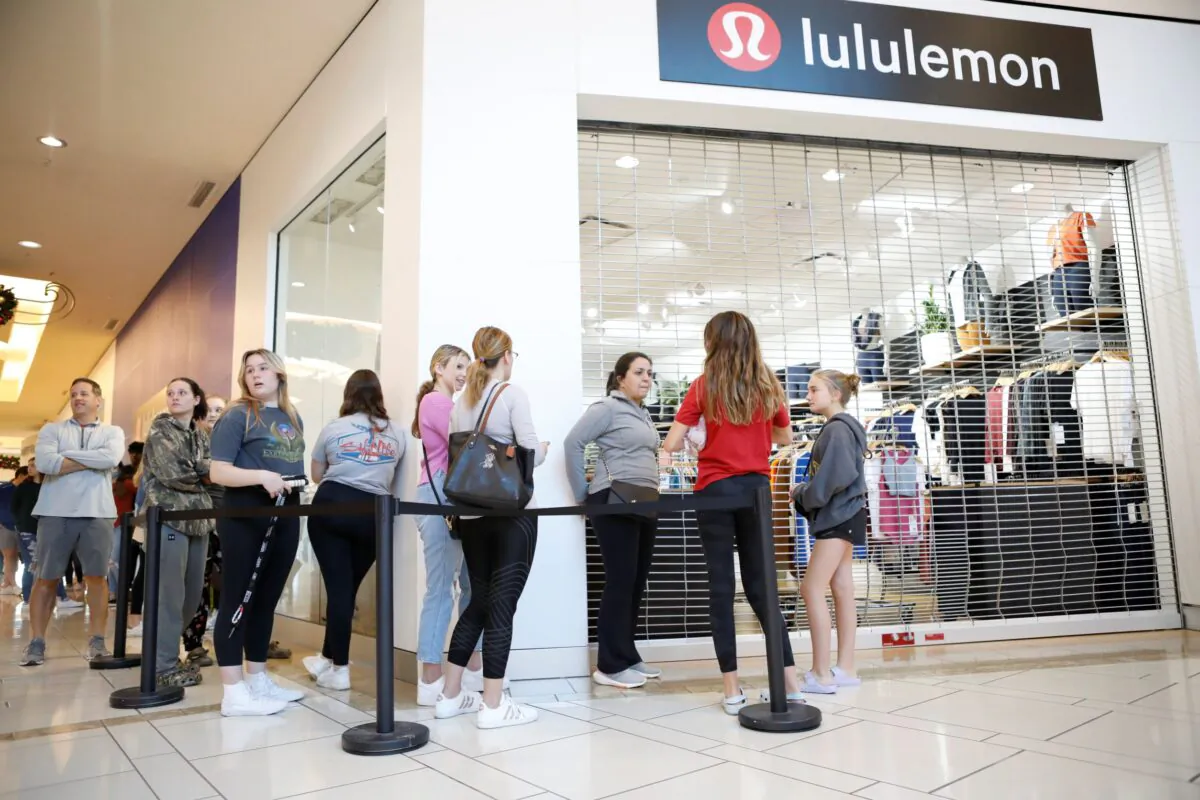 Shoppers form a line outside of Lululemon at International Plaza in Tampa, Fla., on Nov. 26, 2021. (Octavio Jones/Getty Images)