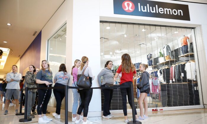 Shoppers form a line outside of Lululemon at International Plaza in Tampa, Fla., on Nov. 26, 2021. (Octavio Jones/Getty Images)