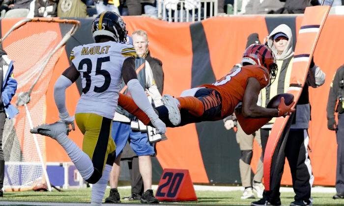 Cincinnati Bengals wide receiver Tyler Boyd (83) makes a diving catch pasta Pittsburgh Steelers cornerback Arthur Maulet (35) during the first half of an NFL football game, in Cincinnati, on Nov. 28, 2021. (Jeff Dean/AP Photo)