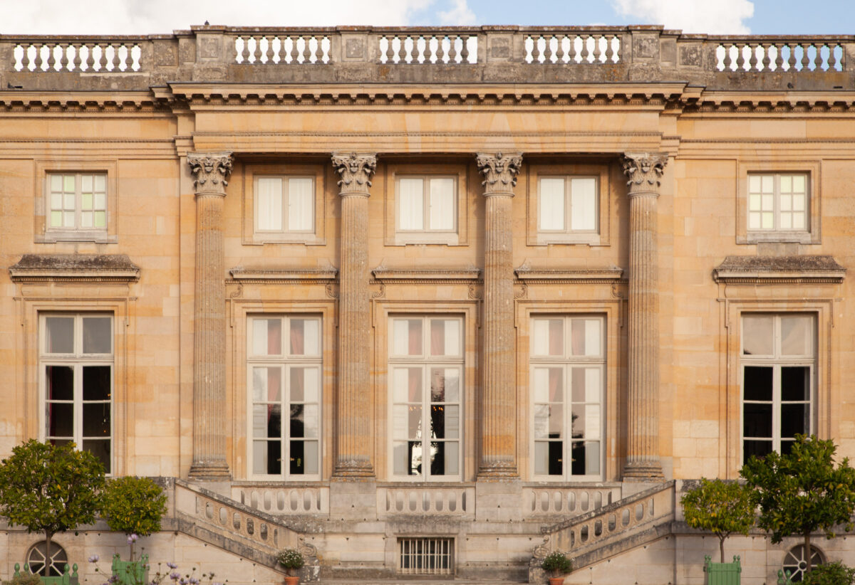 The main façade of the Petit Trianon. The structure has a balustrade atop the roof that softens the edge of the building and extends the vertical lines established by the Corinthian columns. (J.H.Smith/Cartio)