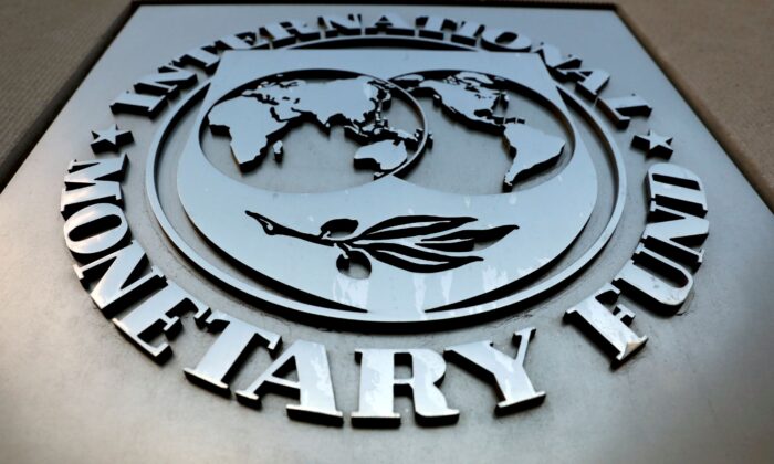 The International Monetary Fund (IMF) logo is seen outside the headquarters building in Wash., on Sept. 4, 2018. (Yuri Gripas/Reuters)