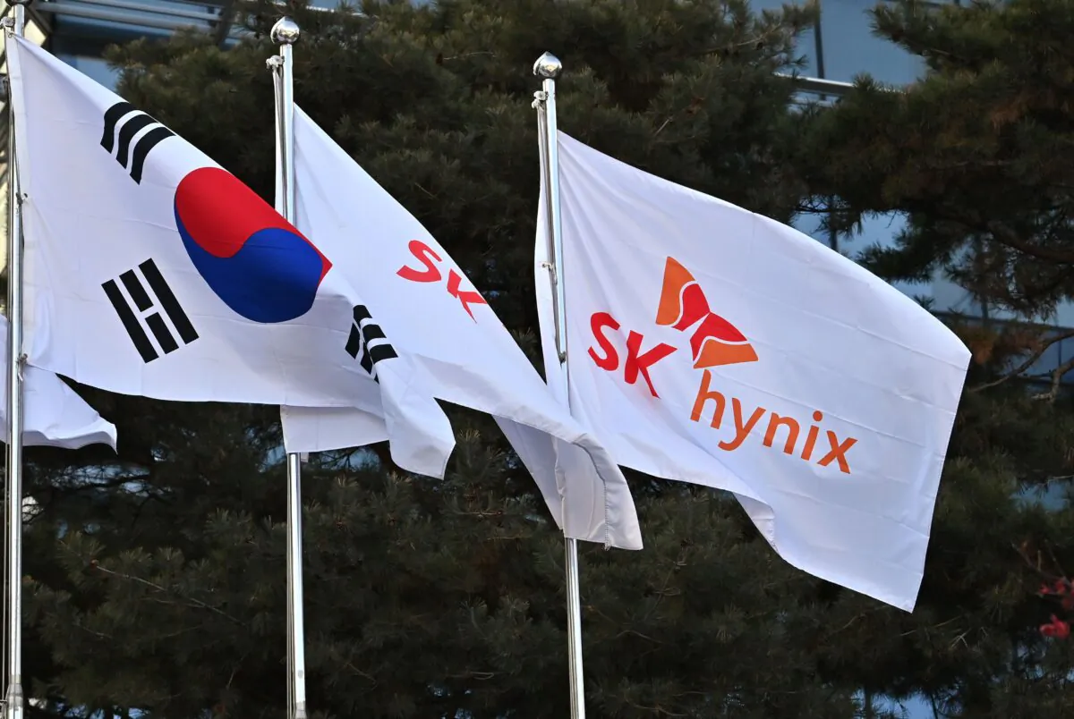 The SK Hynix flag (R) and the South Korean national flag (L) flutter outside the company's Bundang office in Seongnam on Jan. 29, 2021.(Jung Yeon-je/AFP via Getty Images)