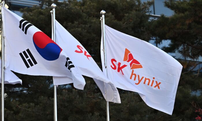 The SK Hynix flag (R) and the South Korean national flag (L) flutter outside the company's Bundang office in Seongnam on Jan. 29, 2021.(Jung Yeon-je/AFP via Getty Images)