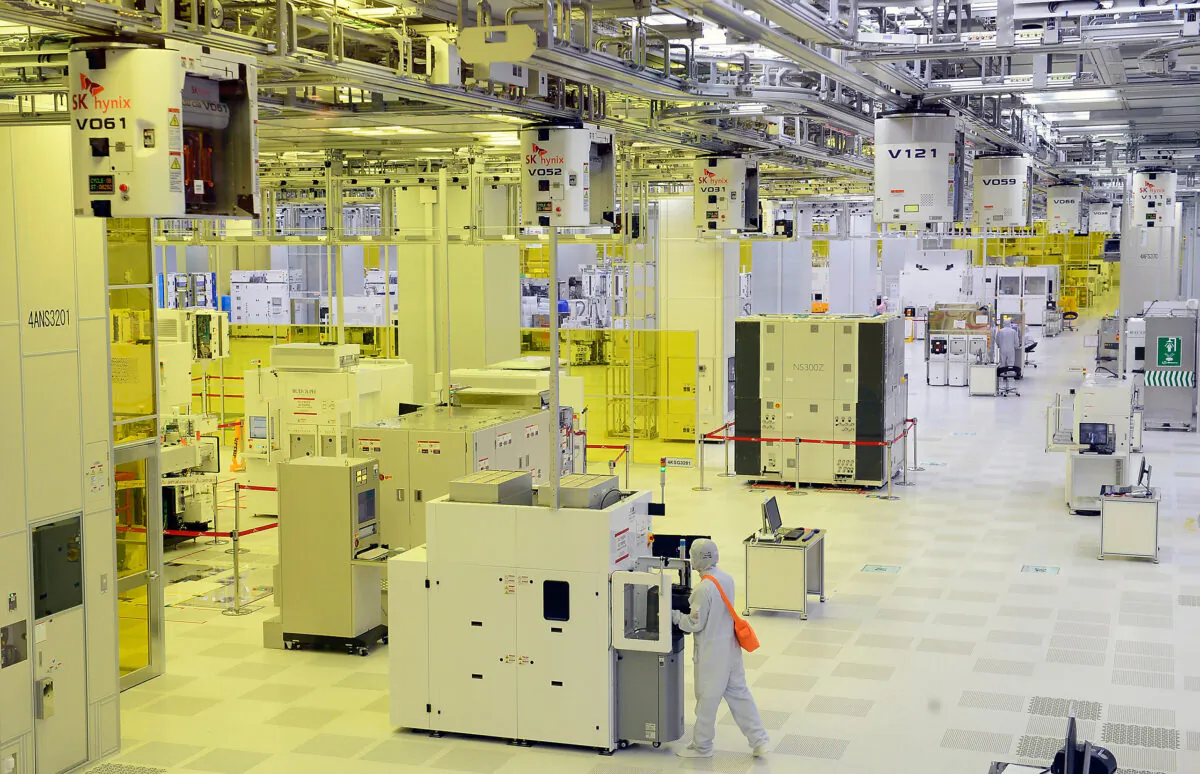 Workers work at South Korean chip giant SK HYNIX's plant in Icheon, South Korea on Aug. 25, 2015. (Kim Min-Hee-Pool/Getty Images)