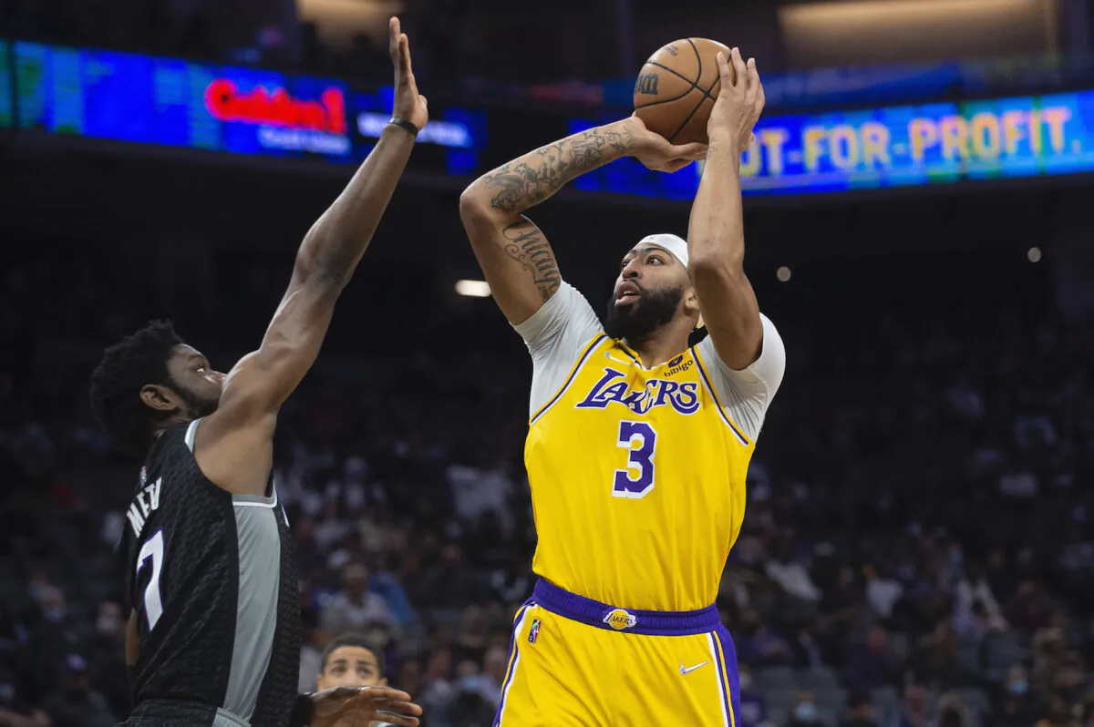 Los Angeles Lakers forward Anthony Davis (3) shoots pver Sacramento Kings forward Chimezie Metu (7) during the first quarter of an NBA basketball game in Sacramento, Calif., on Nov. 30, 2021. (AP Photo/Randall Benton)