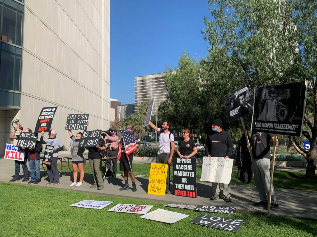 A group of leftists and independent liberal activists in California rallied on Nov. 30 to protest LAPD's COVID-19 vaccine mandate. (Linda Jiang/The Epoch Times)