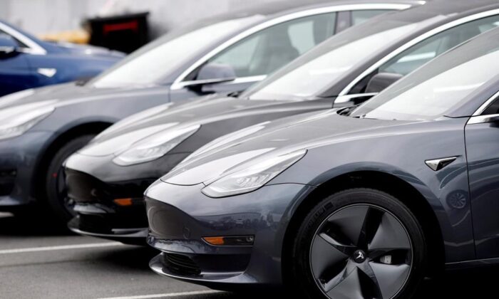 In this May 19, 2019 file photo, a line of unsold 2019 Model 3 sedans sits at a Tesla dealer in Littleton, Colorado (AP Photo / David Zalubowski, file). 