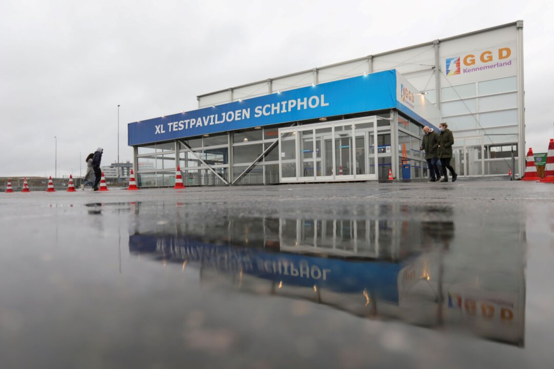 Dutch Say 14 Air Passengers From South Africa With Omicron Were Vaccinated