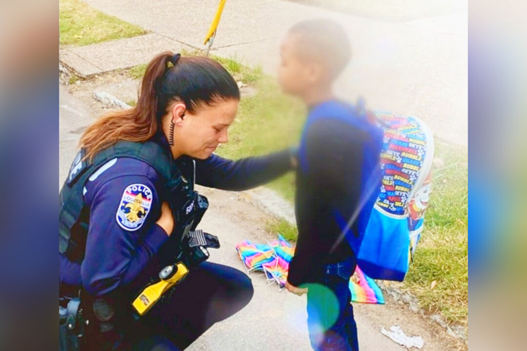 Boy Stops Police Officer at Bus Stop, Asks Her to Pray With Him: ‘Be That Positive Light’