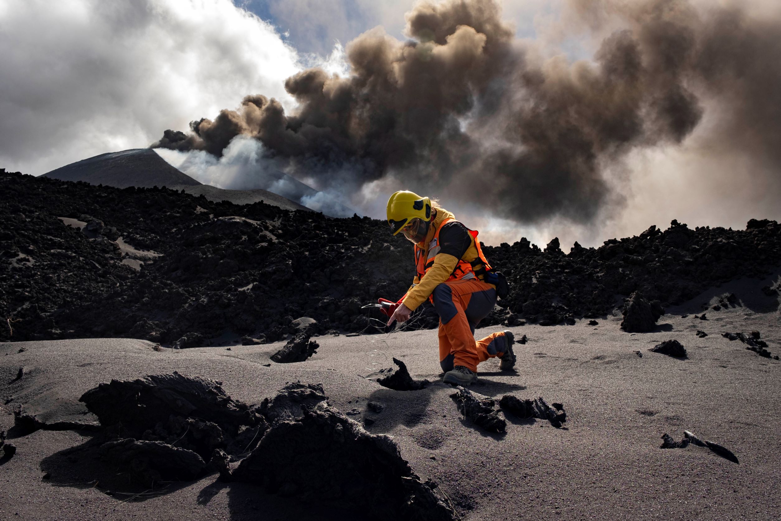 A scientist from IGME-CSIC measures the temperature of lava-Canary island