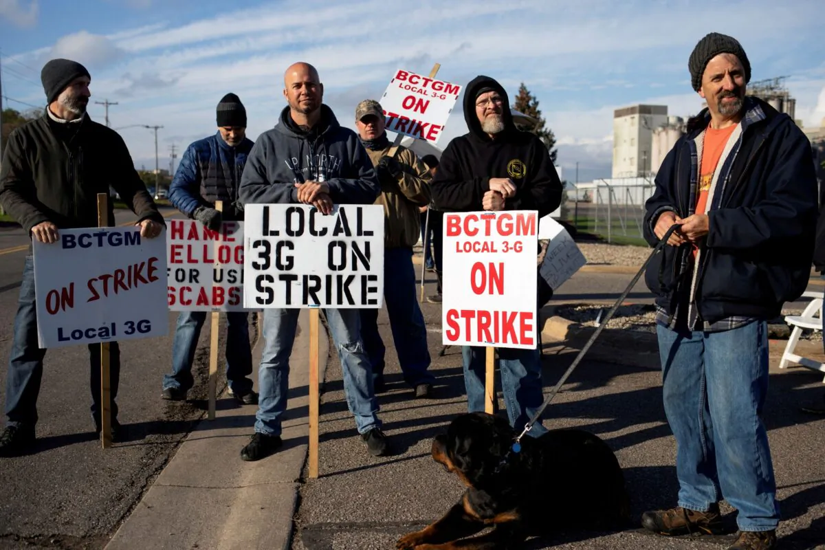 A group of union workers from Kellogg's picket outside the cereal maker's headquarters as they remain on strike in Battle Creek, Mich., on Oct. 21, 2021. (Emily Elconin/Reuters)