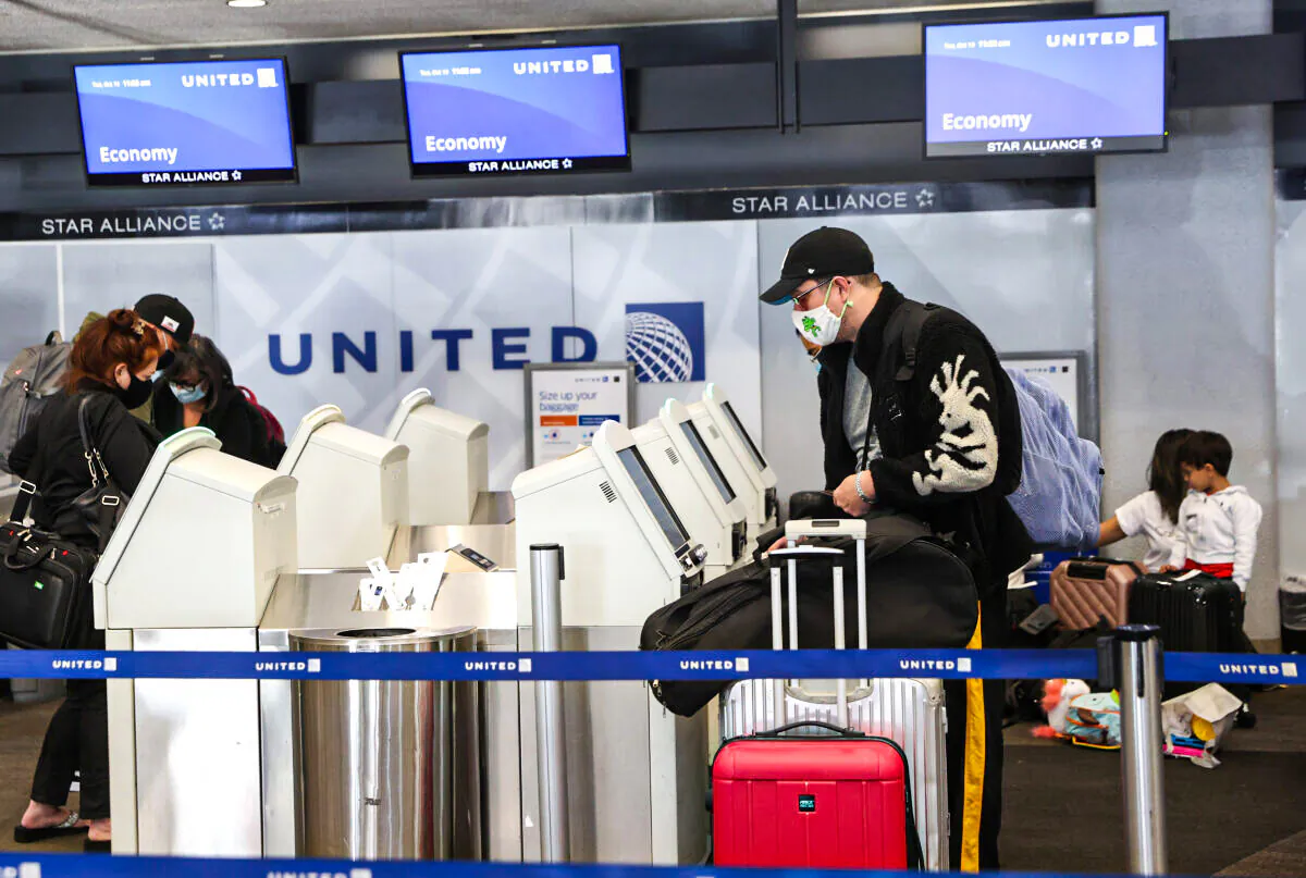 Travelers are seen at the San Francisco International Airport in San Francisco, Calif., in a file photograph. (Justin Sullivan/Getty Images)