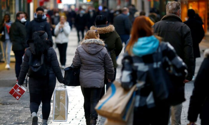 People carry bags on Hohe Strasse shopping street as the spread of the coronavirus disease (COVID-19) continues in Cologne, Germany, on Dec. 1, 2021. (Thilo Schmuelgen/Reuters)