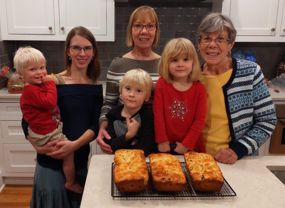 The author (center) with her mother, Bobbie Kribs; daughter, Sarah Smith; and grandchildren Blaise, Niko, and Ella with freshly baked loaves of Siste Kage. (Courtesy of Doris Richardson)
