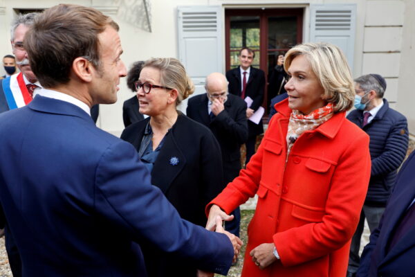 French President Emmanuel Macron greets French President Ildo in Paris and Valerie Pecres in the French right-wing Republican preliminary election at Emile Zola's house in Medang.