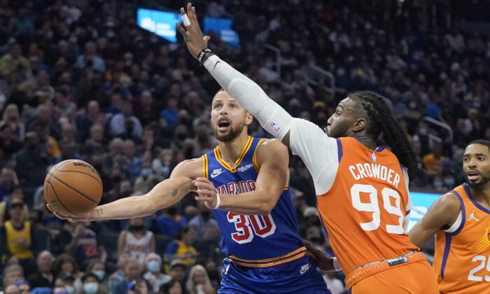 Golden State Warriors guard Stephen Curry (30) shoots against Phoenix Suns forward Jae Crowder (99) during the first half of an NBA basketball game in San Francisco, on Dec. 3, 2021. (Jeff Chiu/AP Photo)