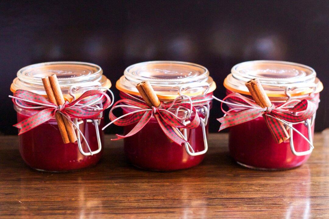 Thoughtful gifts don't have to be expensive: Think handwritten cards and homemade treats. (Pixabay)