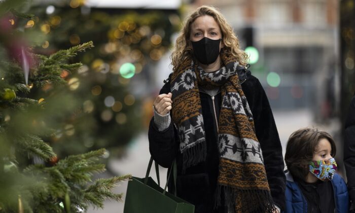 Members of the public wear face masks on High Street in London on Nov. 30, 2021. (Dan Kitwood/Getty Images)