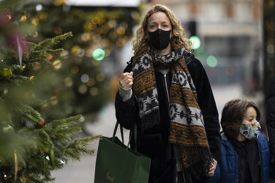 Members of the public wear face masks on High Street in London on Nov. 30, 2021. (Dan Kitwood/Getty Images)