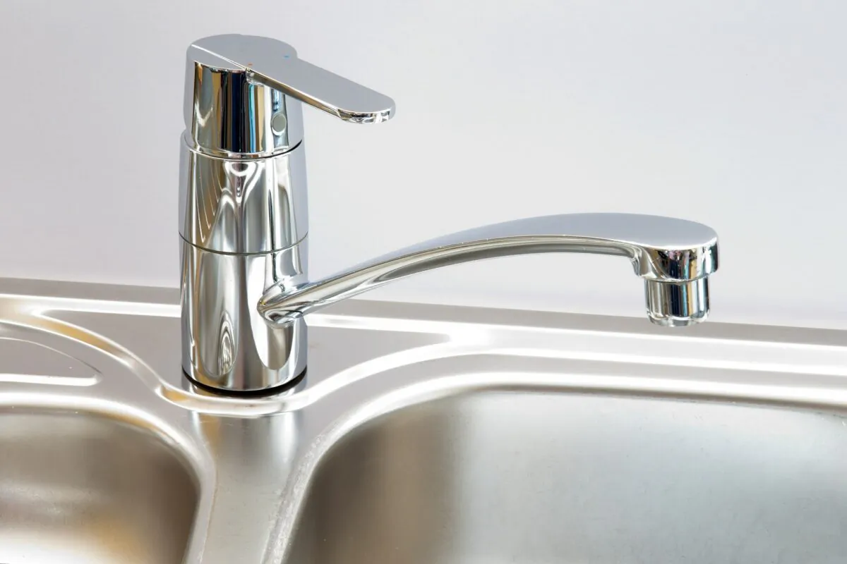 Stainless steel has become a popular choice in kitchen appliances and household fixtures for its longevity and luster—but that beauty can quickly lose its appeal under greasy smudges and stains. (Pixabay)