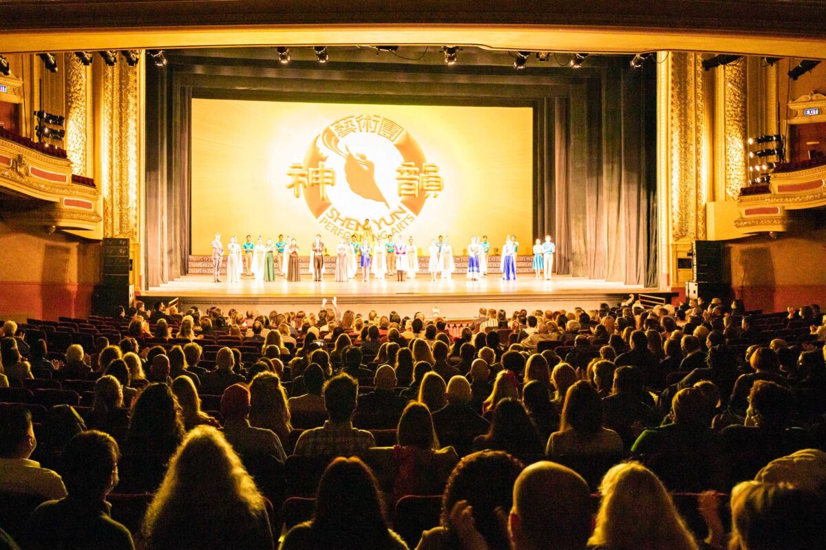 Shen Yun Performing Arts curtain call at the Orpheum Theatre in Minneapolis, on Dec. 3, 2021