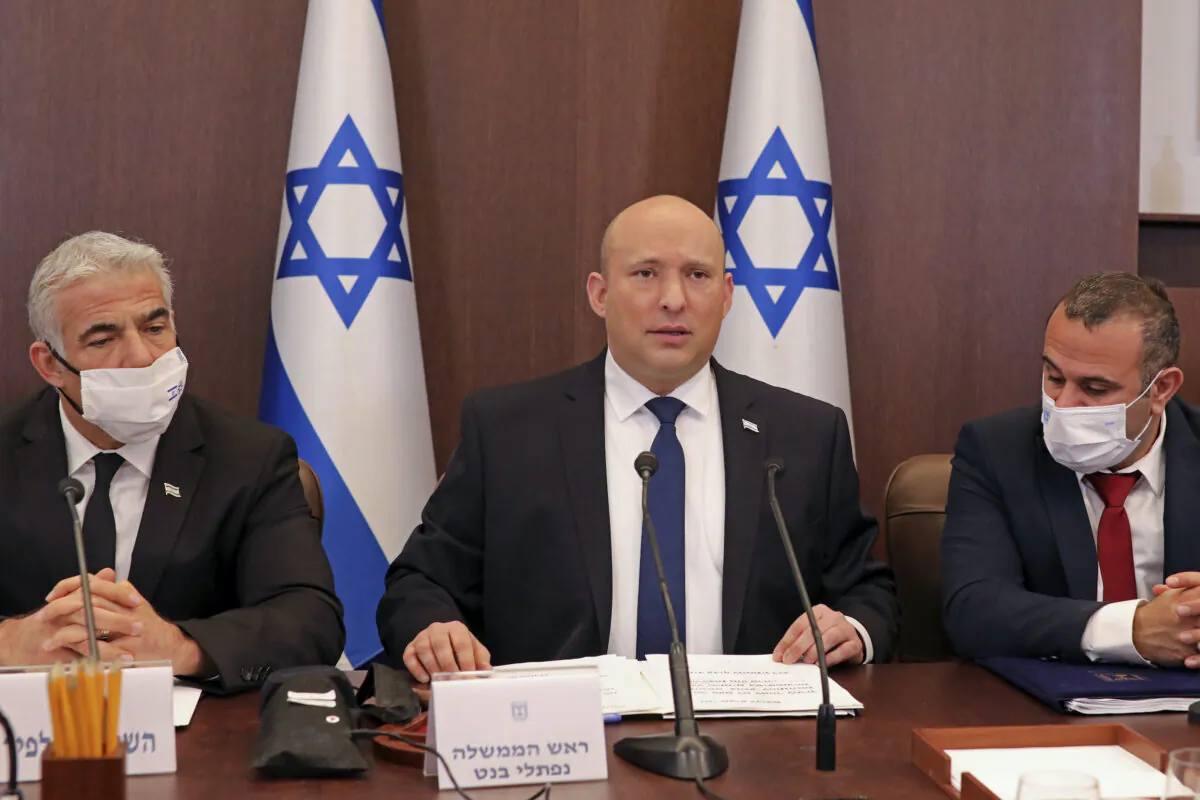 Israeli Prime Minister Naftali Bennett (C) and Foreign Minister Yair Lapid (L) attend a weekly cabinet meeting in Jerusalem, on Dec. 5, 2021. (Gil Cohen-Magen/AFP)