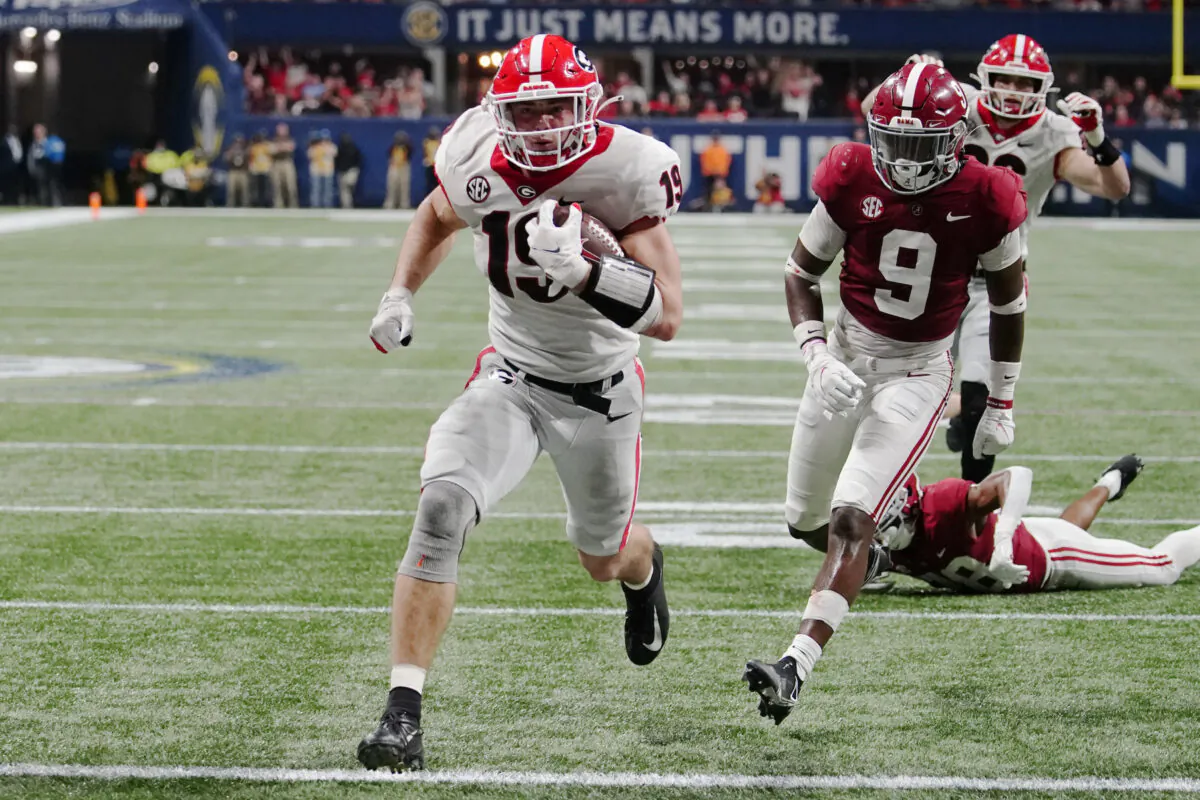 Georgia tight end Brock Bowers (19) runs into the end zone for a touchdown against Alabama defensive back Jordan Battle (9) during the second half of the Southeastern Conference championship NCAA college football game, in Atlanta, on Dec. 4, 2021. (John Bazemore/AP Photo)
