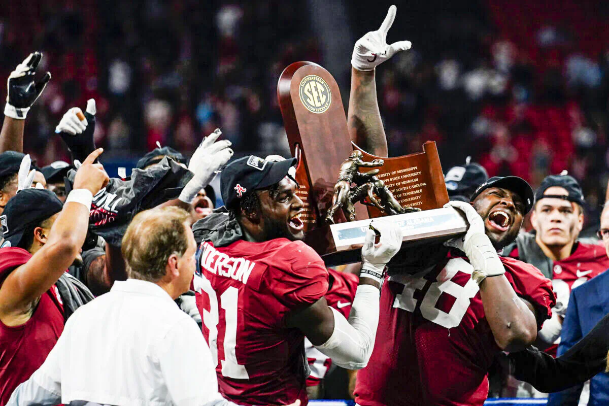 Alabama linebacker Will Anderson Jr. (31) and Alabama defensive lineman Phidarian Mathis (48) hold the Championship trophey after the Southeastern Conference championship NCAA college football game between Georgia and Alabama, in Atlanta, on Dec. 4, 2021. (John Bazemore/AP Photo)