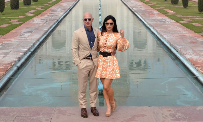 Amazon founder Jeff Bezos (L) and his girlfriend Lauren Sanchez pose for a picture during their visit at the Taj Mahal in Agra, India, on Jan. 21, 2020. (Pawan Sharma/AFP via Getty Images)