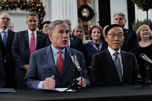 Texas Gov. Greg Abbott and Dr. Kinam Kim, vice chairman and CEO of Samsung Electronics Device Solutions Division,  announce that the chip-making company will build a $17 million plant in Central Texas. (Courtesy of Samsung)