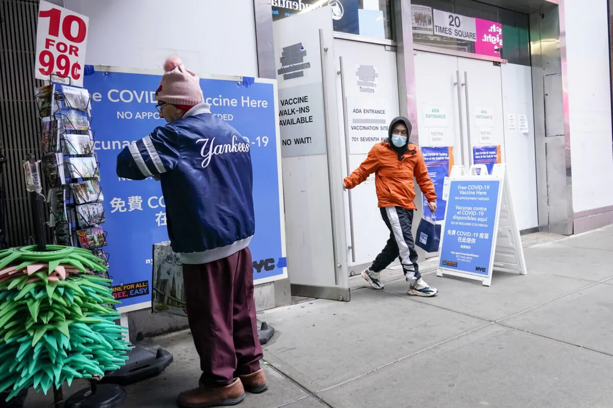 Men are seen on the sidewalk outside businesses in New York City on Dec. 6, 2021. (Mary Altaffer/AP Photo)