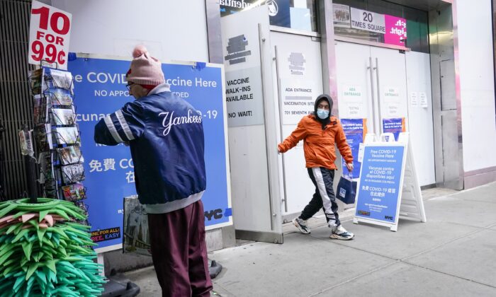 Men are seen on the sidewalk outside businesses in New York City on Dec. 6, 2021. (Mary Altaffer/AP Photo)