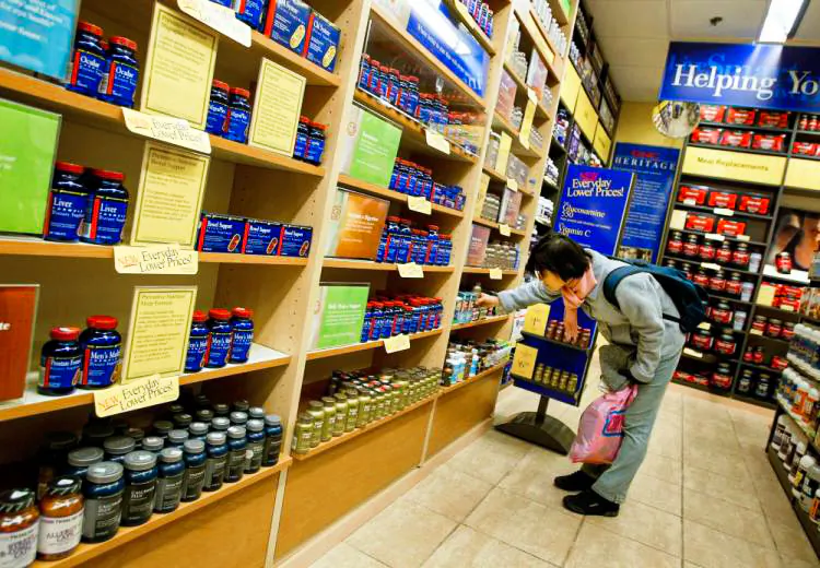 A shopper browses through  vitamin supplements at a GNC vitamin store in New York City. A new medical report shows a possible link between taking B6 vitamins and a lessened chance of developing lung cancer.  (Chris Hondros/Getty Images)