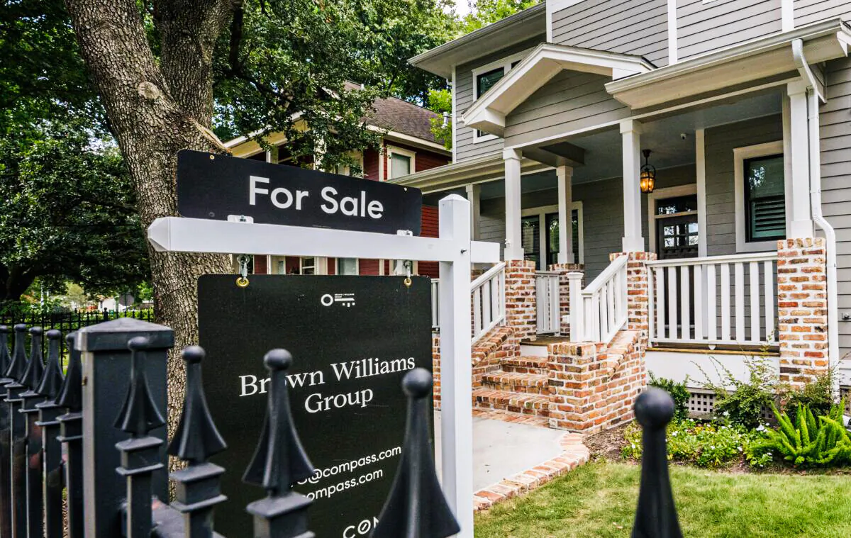 A sign is posted in front of a home for sale in San Rafael, Calif., on Sept. 28, 2021. (Justin Sullivan/Getty Images)
