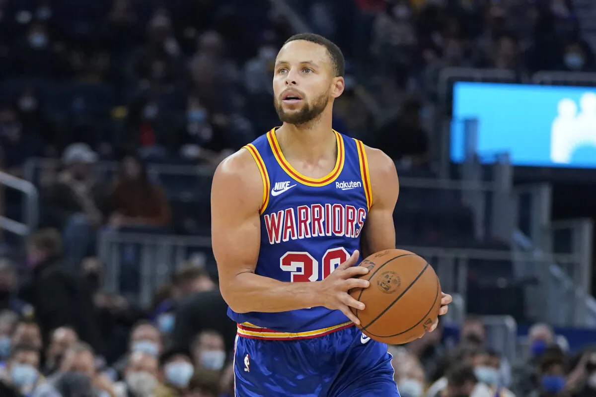 Golden State Warriors guard Stephen Curry (30) prepares to shoot a 3-point basket during the first half of an NBA basketball game against the Orlando Magic in San Francisco, on Dec. 6, 2021. (Jeff Chiu/AP Photo)