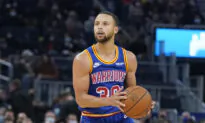Curry, Wiggins Lead Warriors to 126-95 Victory Over Magic