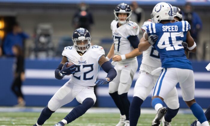 Tennessee Titans running back Derrick Henry (22) runs the ball in the second half against the Indianapolis Colts at Lucas Oil Stadium in Indianapolis, Ind., on Oct 31, 2021. (Trevor Ruszkowski-USA TODAY Sports via Field Level Media)