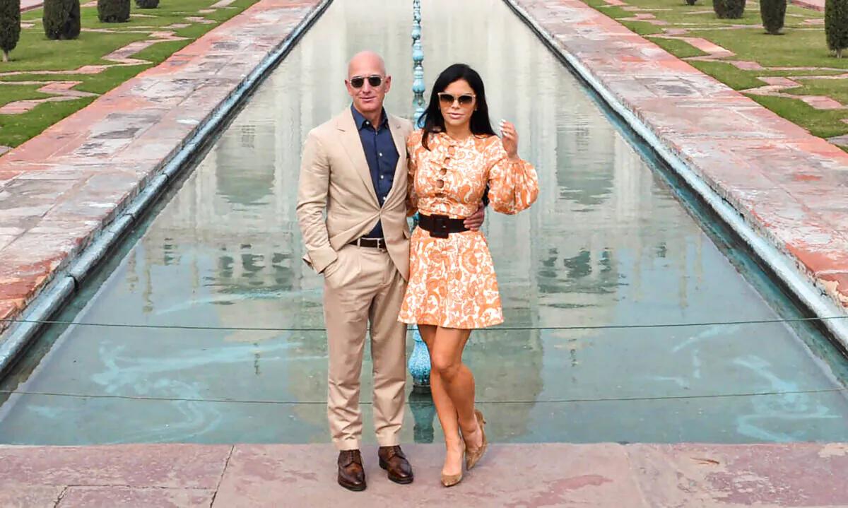 Amazon founder Jeff Bezos (L) and his girlfriend Lauren Sanchez pose for a picture during their visit at the Taj Mahal in Agra, India, on Jan. 21, 2020. (Pawan Sharma/AFP via Getty Images)