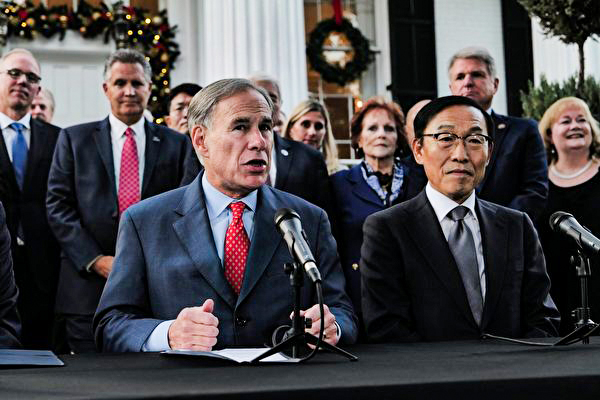 Texas Gov. Greg Abbott and Dr. Kinam Kim, vice chairman and CEO of Samsung Electronics Device Solutions Division,  announce that the chip-making company will build a $17 billion plant in Central Texas. (Courtesy of Samsung)