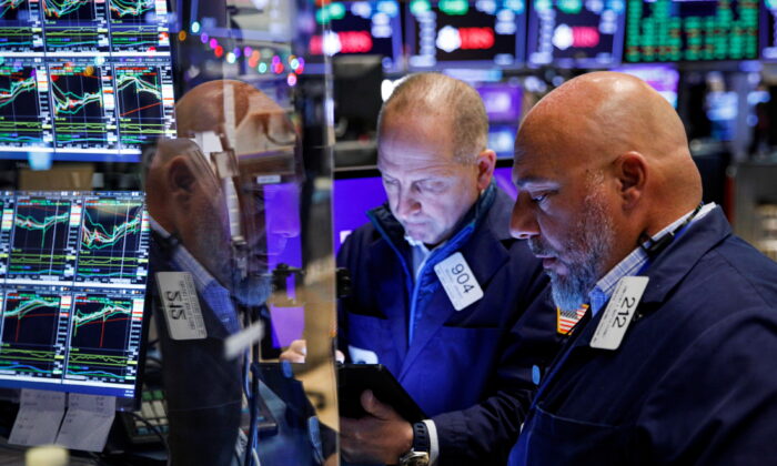 Traders work on the floor of the New York Stock Exchange (NYSE) in New York, on Nov. 29, 2021.  (Brendan McDermid/Reuters)