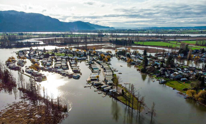 Properties on Hatzic Lake are surrounded by high water after floodwaters began to recede, near Mission, B.C., December 5, 2021. (The Canadian Press/Darryl Dyck)