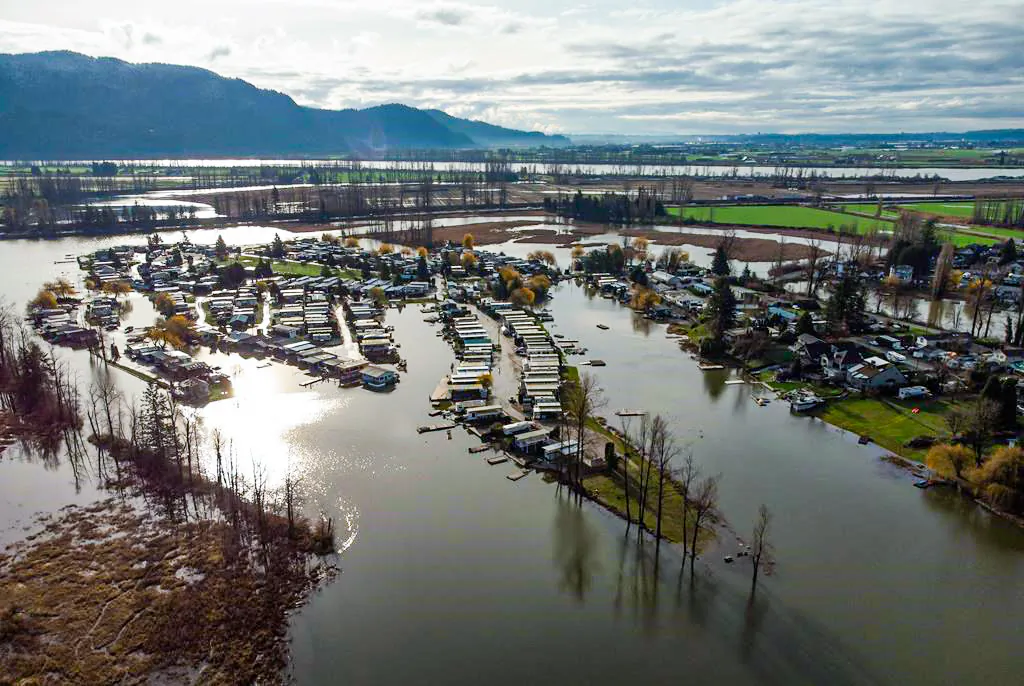 Properties on Hatzic Lake are surrounded by high water after floodwaters began to recede, near Mission, B.C., December 5, 2021. (The Canadian Press/Darryl Dyck)