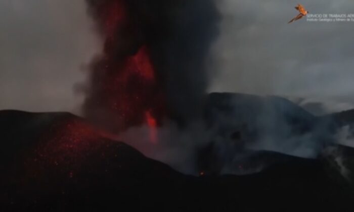 Cumbre Vieja volcano erupts in La Palma, Spain, on Dec. 7, 2021, in a still from video. (Spanish Institute of Geology and Mining via AP/Screenshot via The Epoch Times)