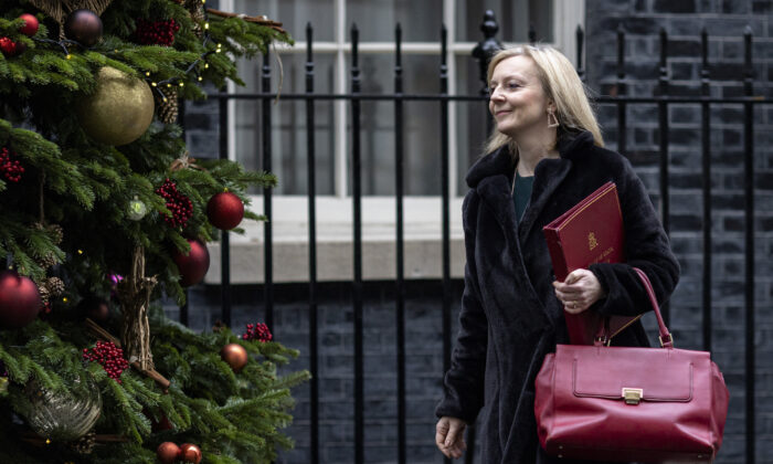 Foreign Secretary Liz Truss leaves 10 Downing Street on Dec. 07, 2021. ( Rob Pinney/Getty Images)